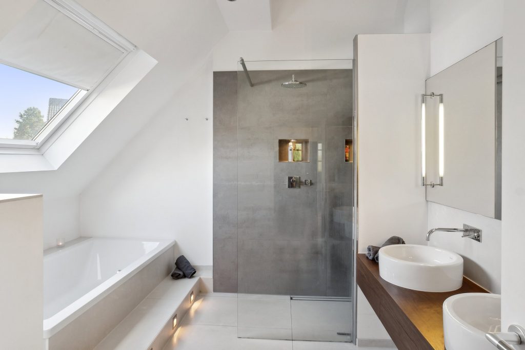 backbone_151098_019_WEB Stilvolles Badezimmer mit einer Badewanne