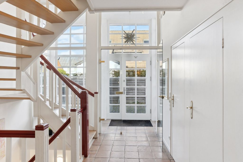 backbone_151098_049_WEB Treppenhaus einer Villa