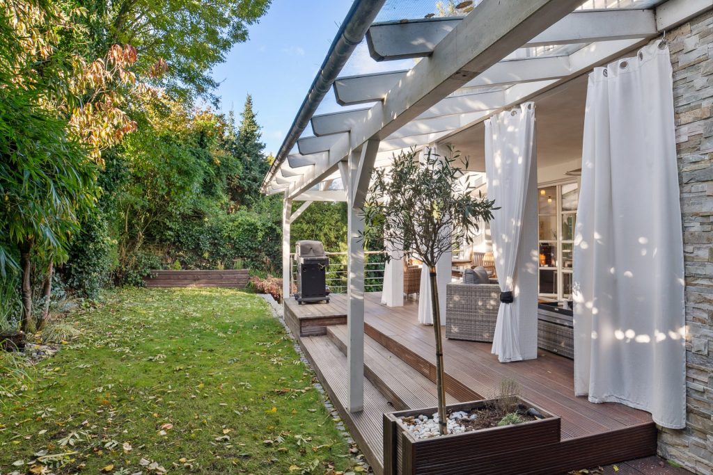 backbone_151098_106_WEB Terrasse einer Villa mit Garten