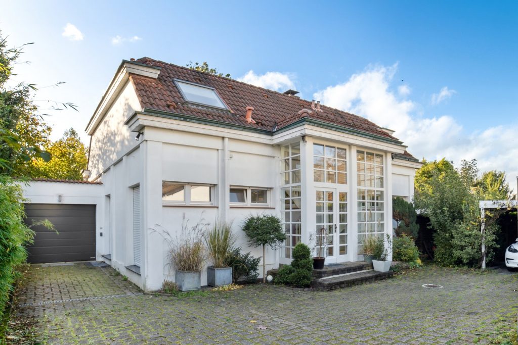 backbone_151098_133_WEB Außenaufnahme einer Villa in Mettmann