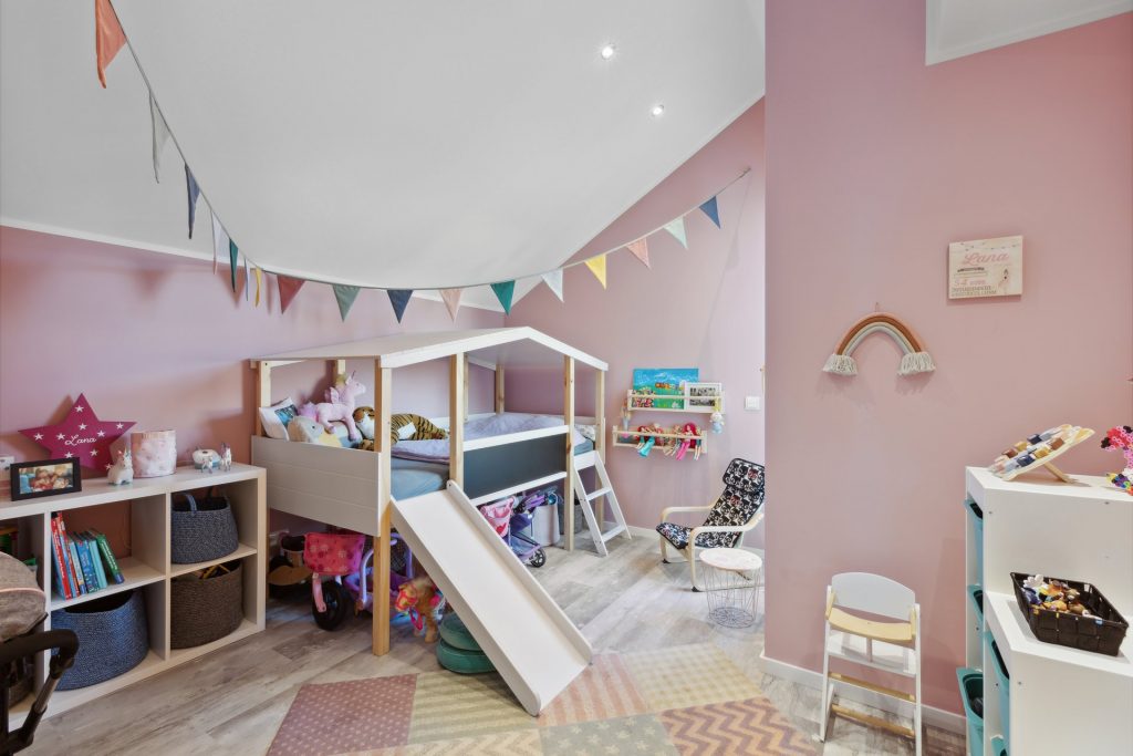 backbone_159880_053_WEB Kinderzimmer mit rosanen Wänden und einem Hochbett