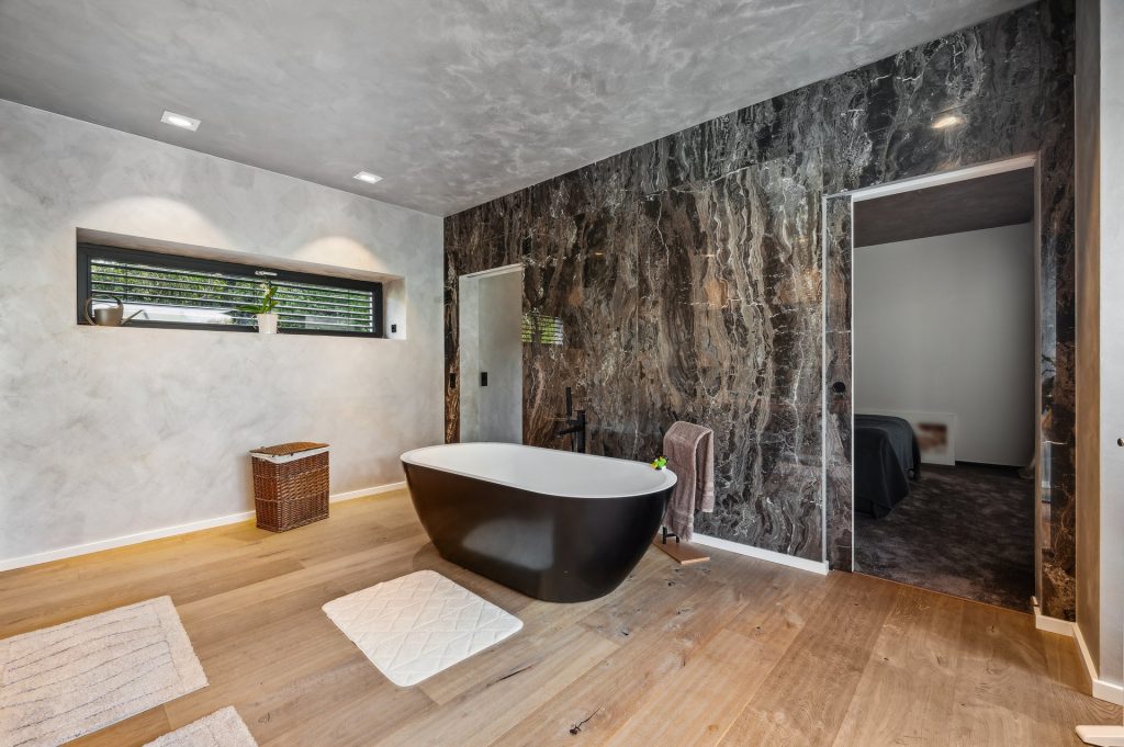 backbone_512102-A_025_WEB Luxus Badezimmer mit einer freistehenden Badewanne