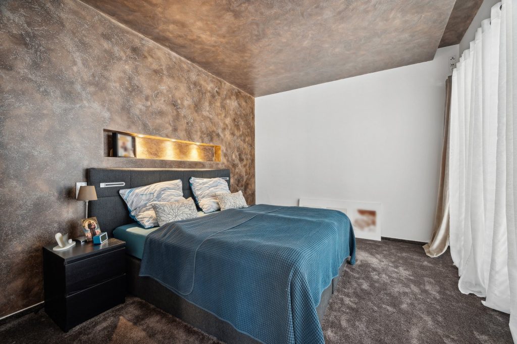 backbone_512102-A_034_WEB Schlafzimmer mit einem Bett und blauer Decke