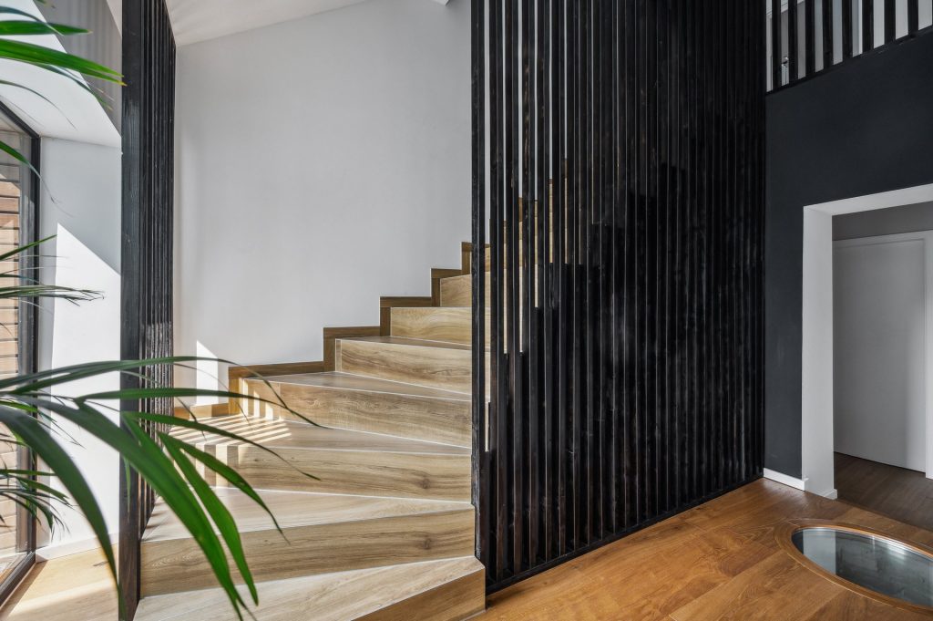 backbone_512102-A_040_WEB Treppenhaus in einer Villa