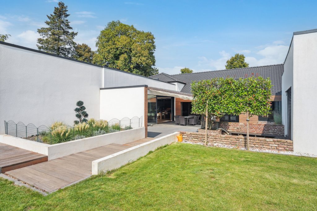 backbone_512102-A_067_WEB Innenhof einer Villa