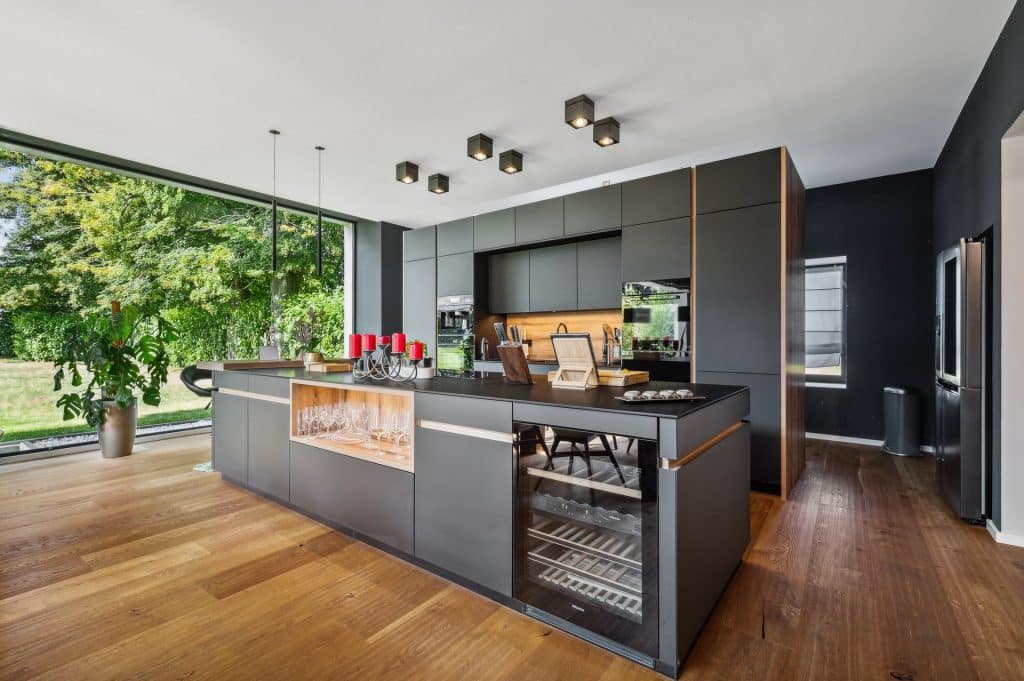 backbone_512102-A_096_WEB Wohnbereich in einer Villa mit Küchenzeile