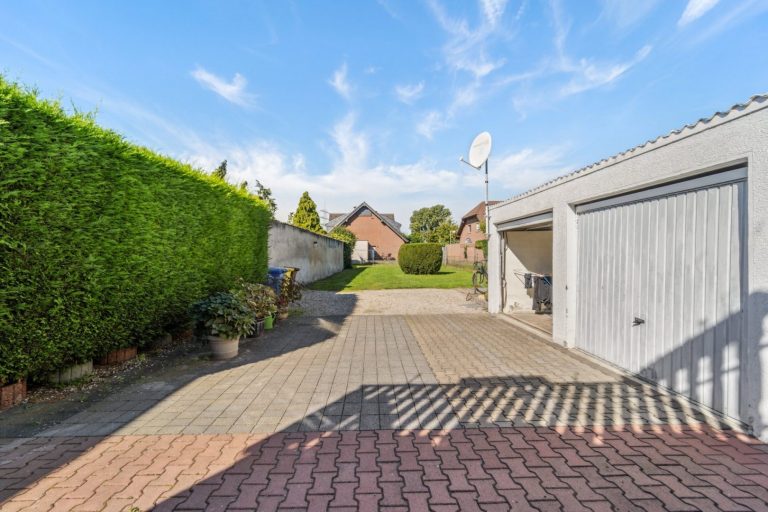Gartenansicht mit Garage
