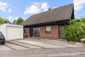 Vorderansicht Haus und Garage