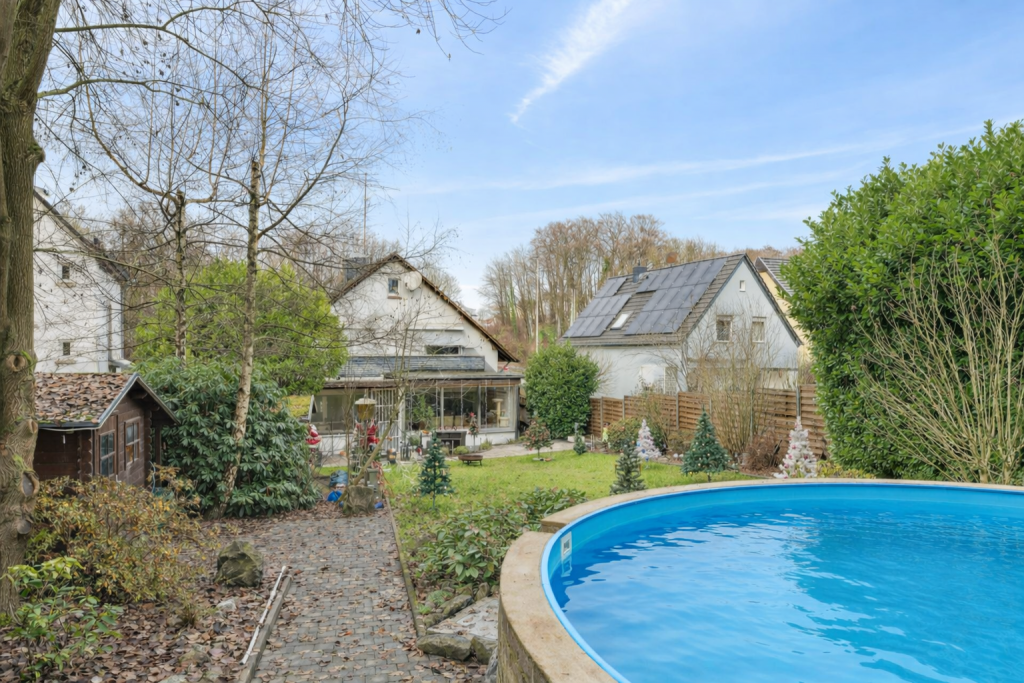 Gartenansicht mit Pool Gartenansicht mit Pool