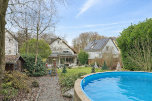 Gartenansicht mit Pool