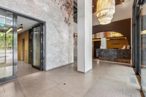 Eingangsbereich mit Concierge - Le Grand