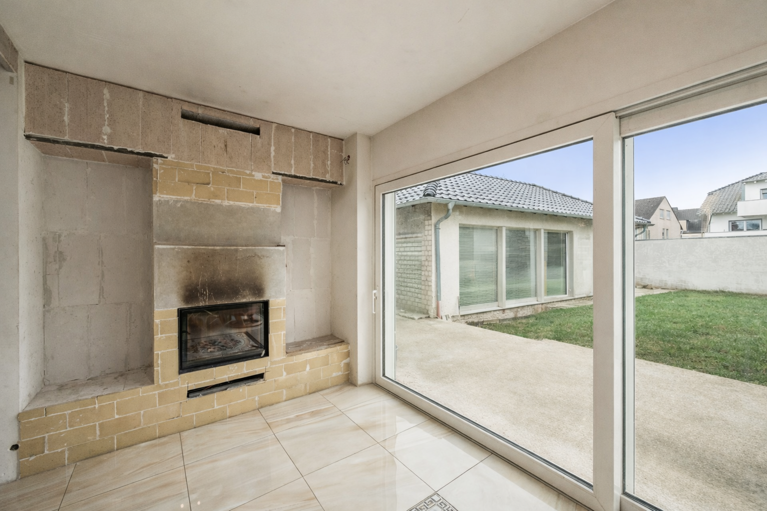 Kaminzimmer und Terrasse