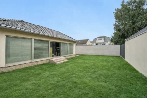 Gartenansicht mit Poolhaus