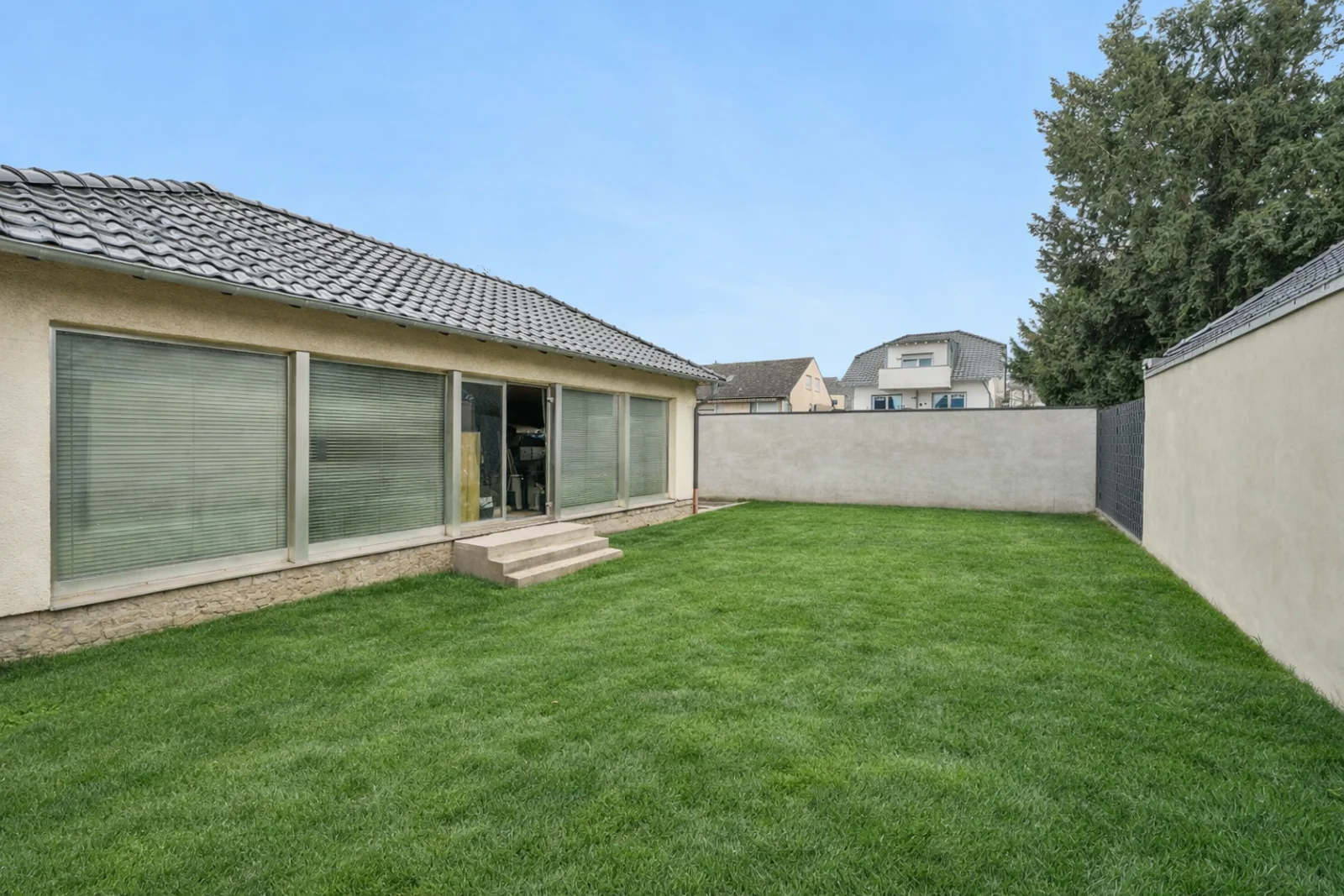 Gartenansicht mit Poolhaus