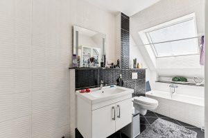 Badezimmer DG (KI-Foto)