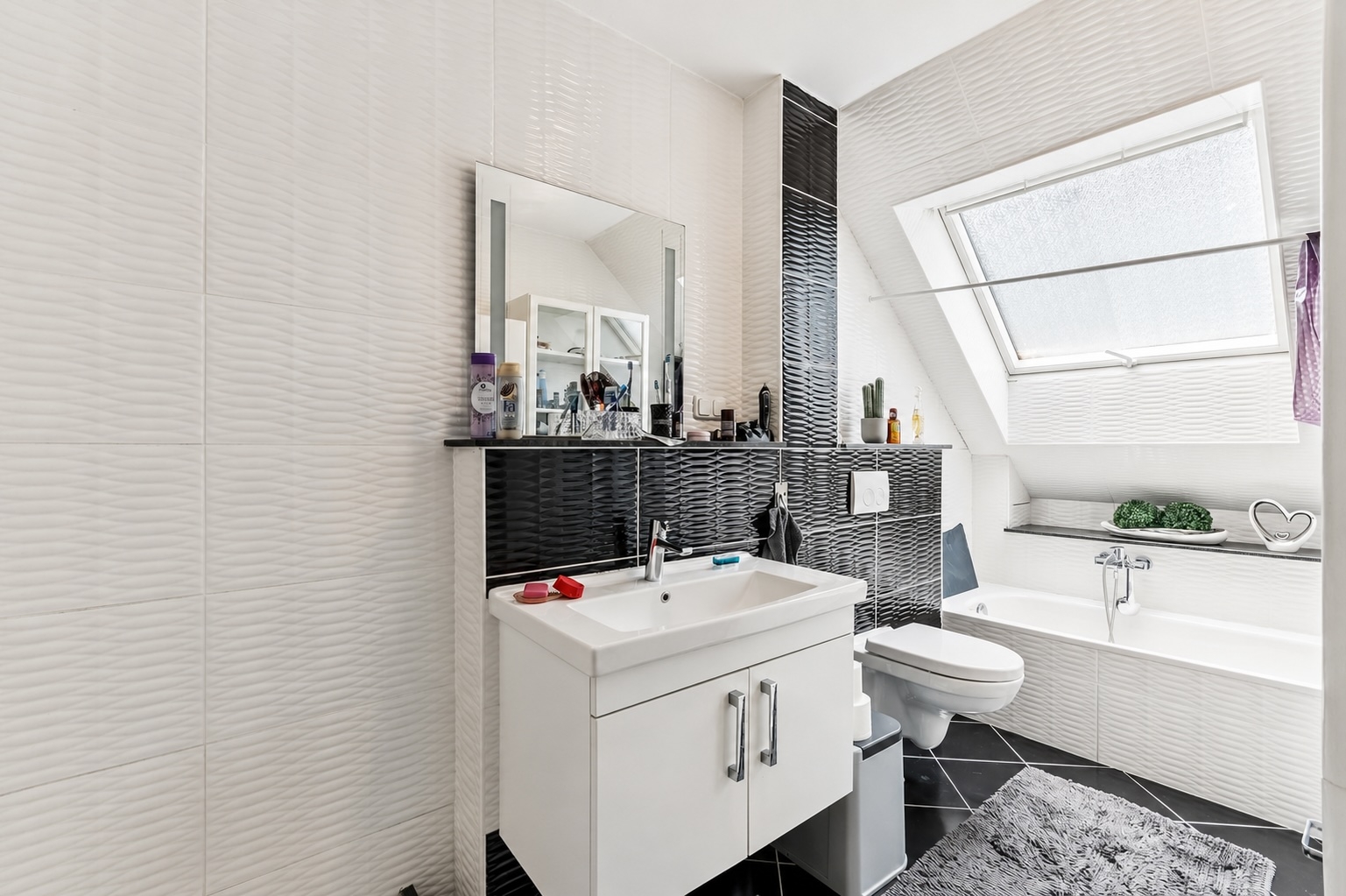 Badezimmer DG (KI-Foto)