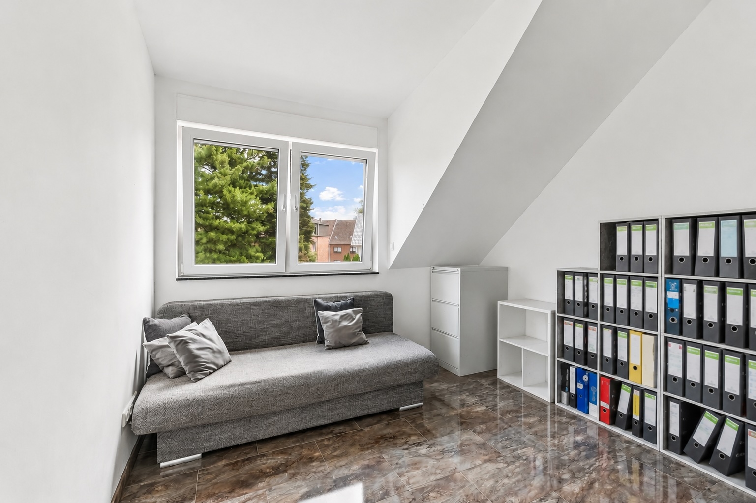 Büro 1. OG (KI-Foto)